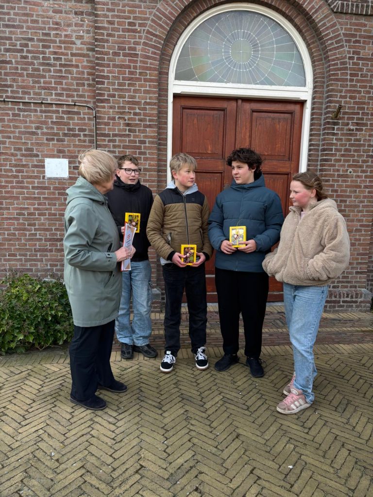 Wethouder Mary van Gent ontving de 519 handtekeningen die de jongeren verzamelden