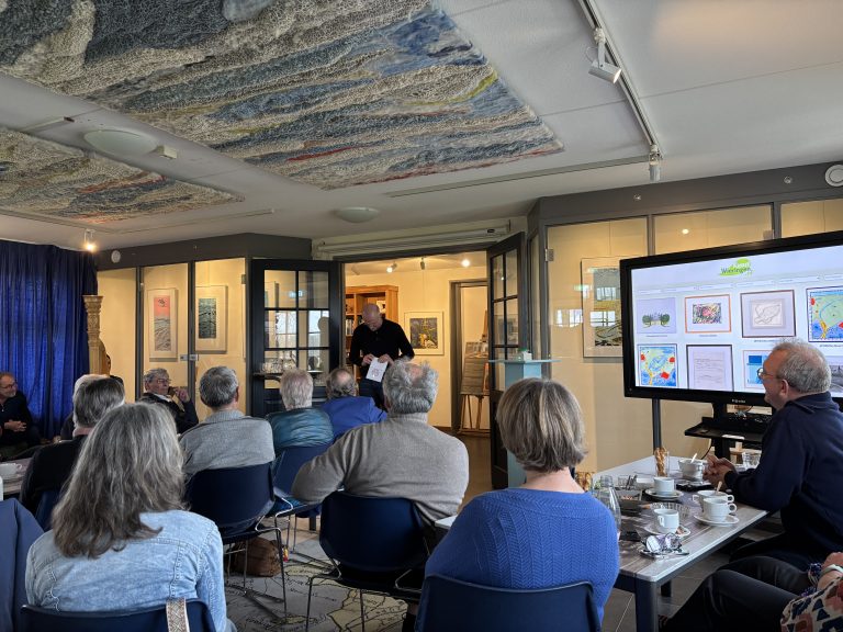 Wethouder Robert Leever tijdens de lancering in Wieringer Eilandmuseum Jan Lont spreek de aanwezigen toe