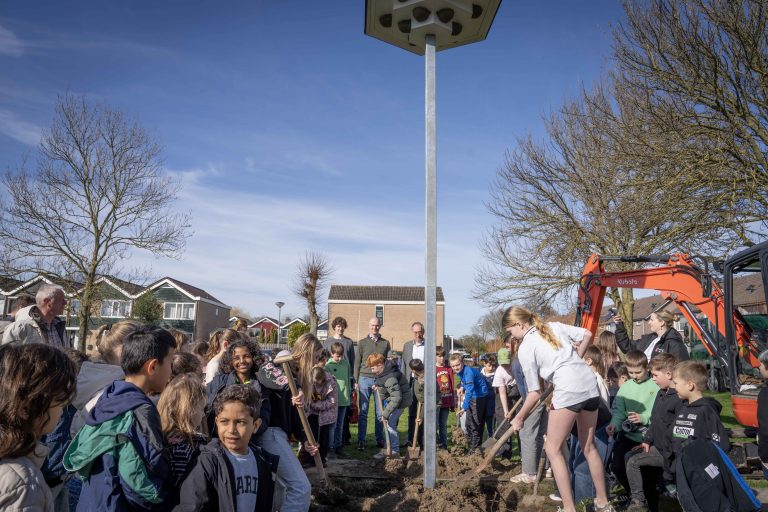 Zwaluwtil met kinderen ervoor bij OBS de Peppel in Middenmeer