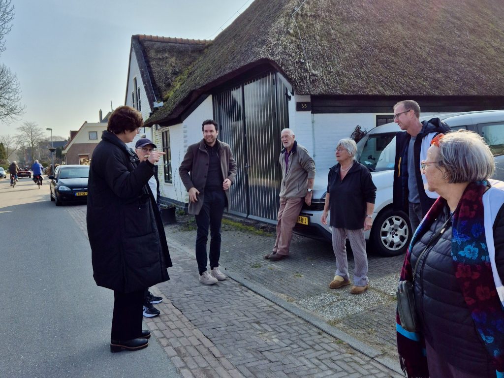 Bewoners vertellen onderweg welke plekken volgens hen verbetering vragen en waar zij juist tevreden over zijn. Wethouder Mark Versteeg luistert naar de inwoners.