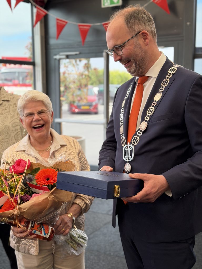Ada van der Wal-Spaansen ontvangt een lintje