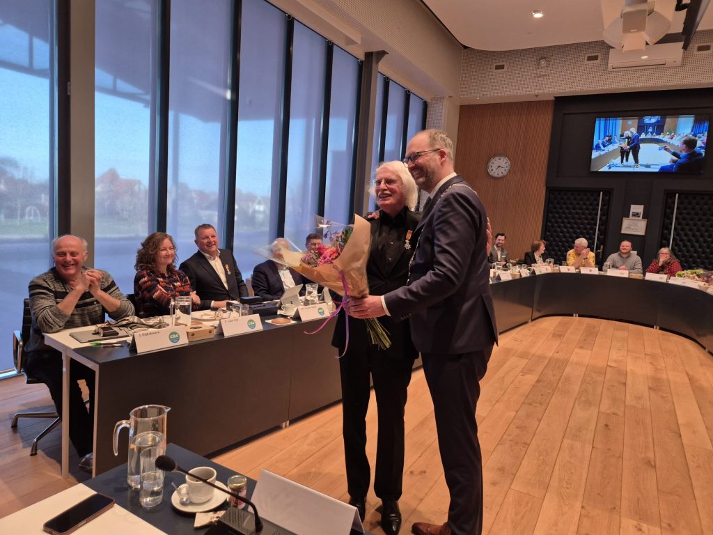 Afzwaaiend raadsleden worden bedankt voor hun diensten