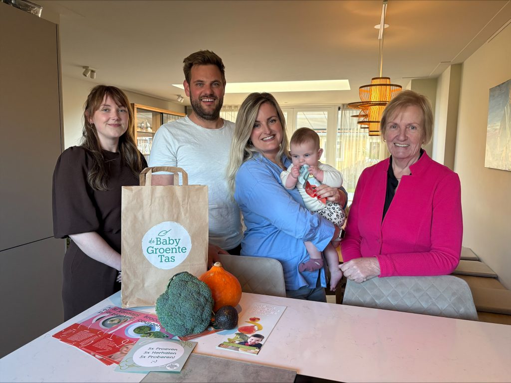 Roos van Werkhoven (gemeente Hollands Kroon), vader Lars Velthuijsen, moeder Jolein Groot, baby Kylie en wethouder Mary van Gent.