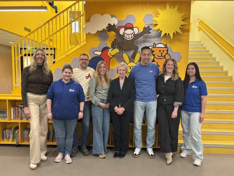 Sylvana Heutink (Jeugdondersteuner), Katy Taylor (Jongerenwerker), Rogier van Dijk (Directeur Kindcentrum Op de Elft), Rianne Remmerswaal (gemeente Hollands Kroon), Mary van Gent (Wethouder Hollands Kroon), Frank Elsinga (Manager Kinderopvang Hollands Kroon), Indy Slijkerman (Jeugdondersteuner) en Alyshia Wagner (Jongerenwerker)
