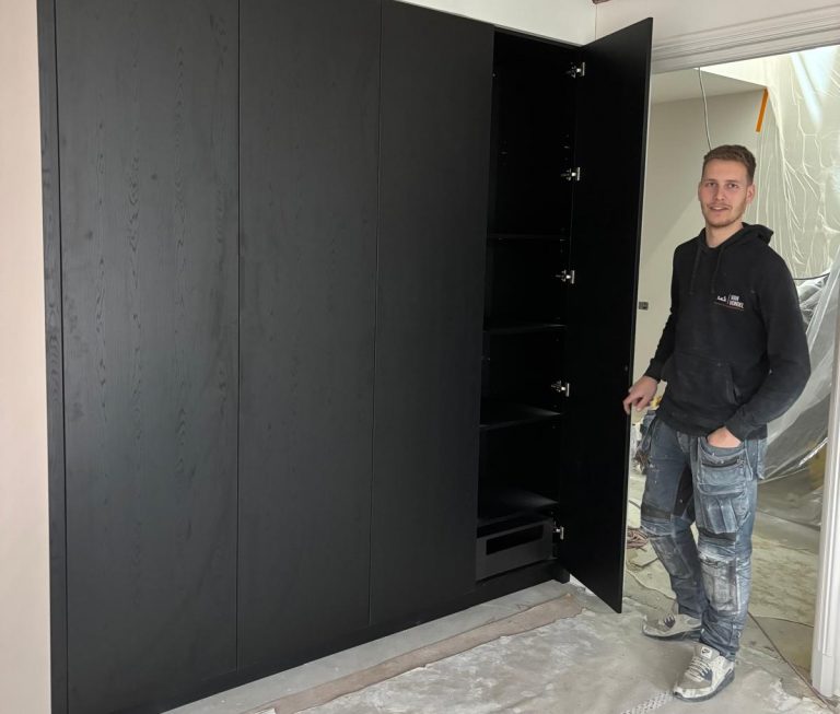 Jelmer bij een inbouwkast