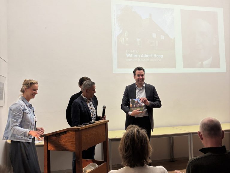 Mark Versteeg tijdens de presentatie van het nieuwe boek over architect W.A. Hoep