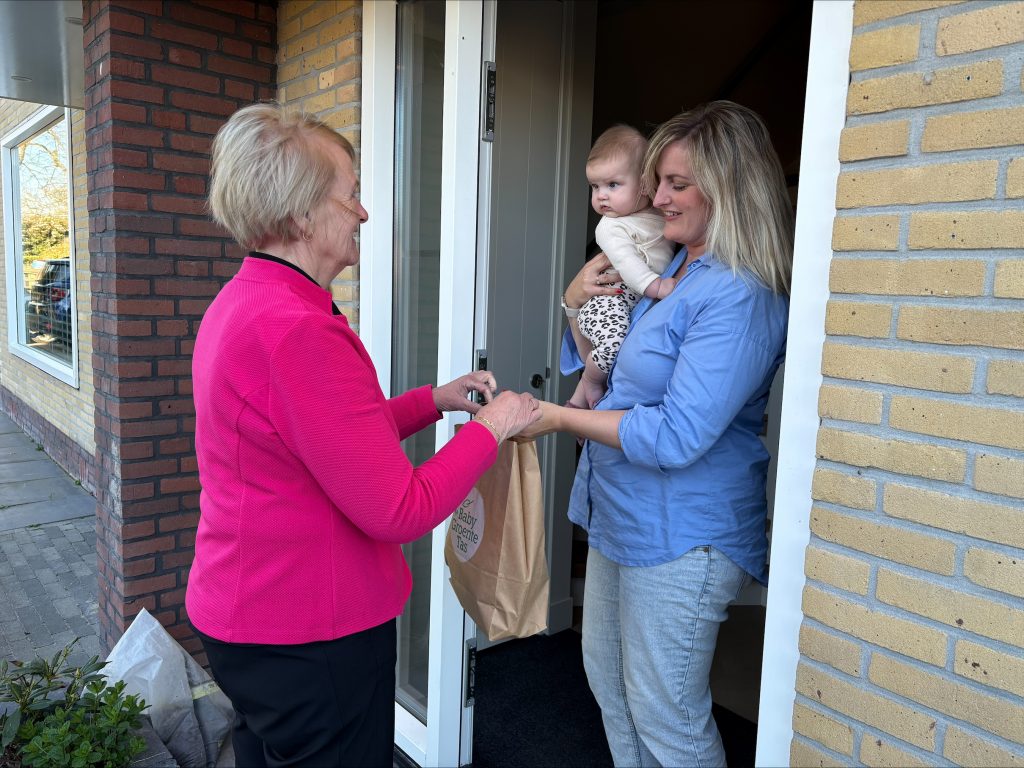 Mary overhandigt de baby groente tas