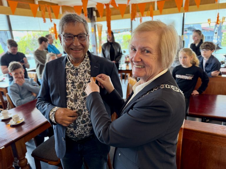 Mary van Gent deelt lintje uit aan Michael Geerdink