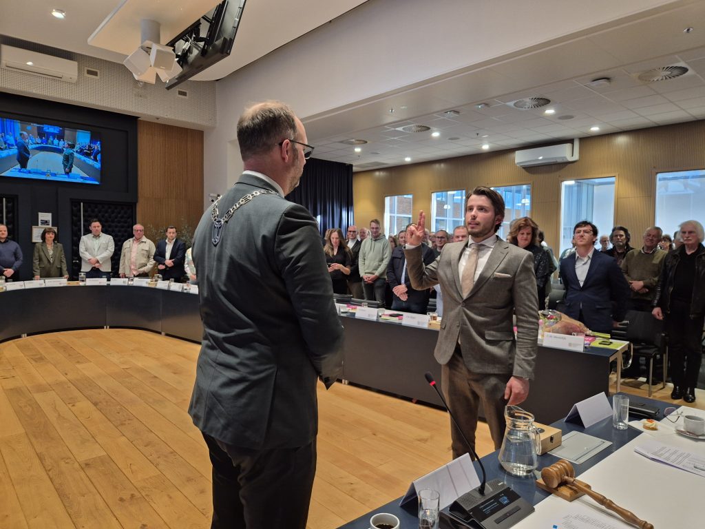 Nieuwe raadsleden leggen bij de waarnemend burgemeester Leon de Lange de eed of belofte af