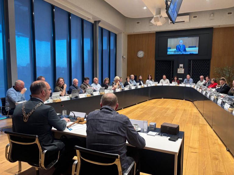 Raadsvergadering in zaal op 16 april