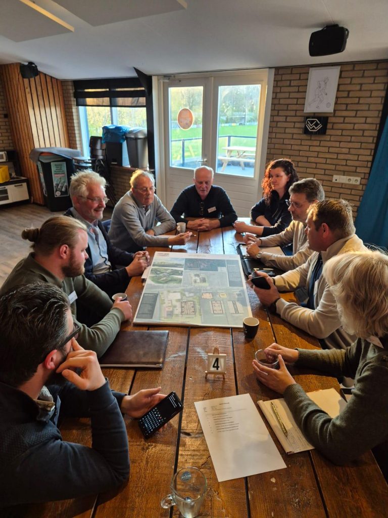 Raadscafe 14 april 2026 - aan een tafel