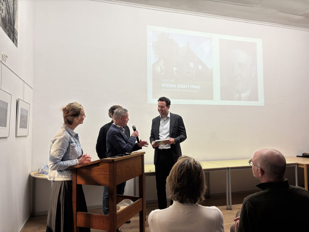 Rob Hoep (midden) en Jantine Hoep (links) in gesprek met Mark Versteeg