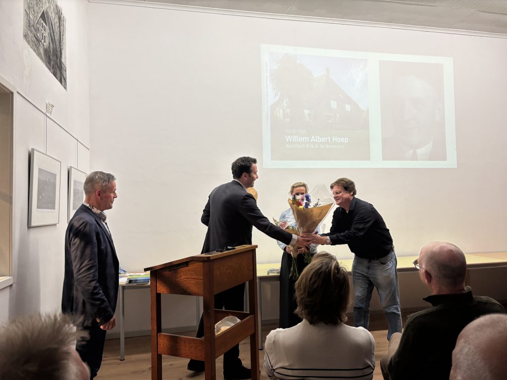 Leo Dubbelaar ontvangt bloemen van wethouder Mark Versteeg