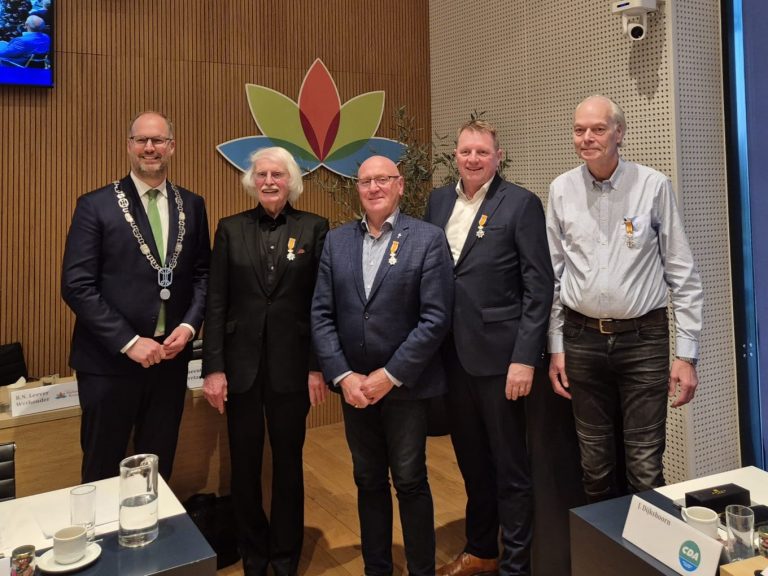 Vier afscheid nemende raadsleden werden onderscheiden als Lid in de Orde van Oranje-Nassau door waarnemend burgemeester Leon de Lange