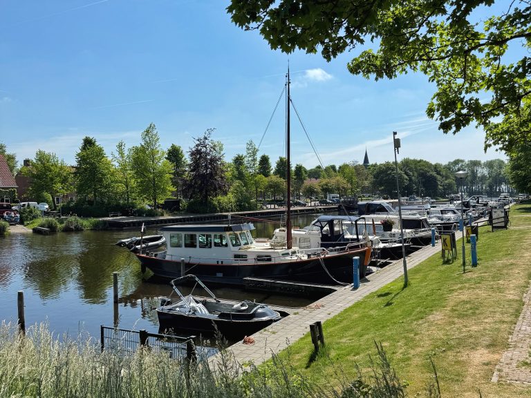 Haven met boten en een strak blauwe lucht