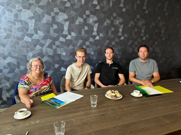 ondertekening Rijdersstraat 17 't Veld 1 van links naar rechts: Trees Pater (CPO lid en voorzitter), Stef Blom (CPO lid en secretaris), Luke Burger (CPO lid) en wethouder Mark Versteeg