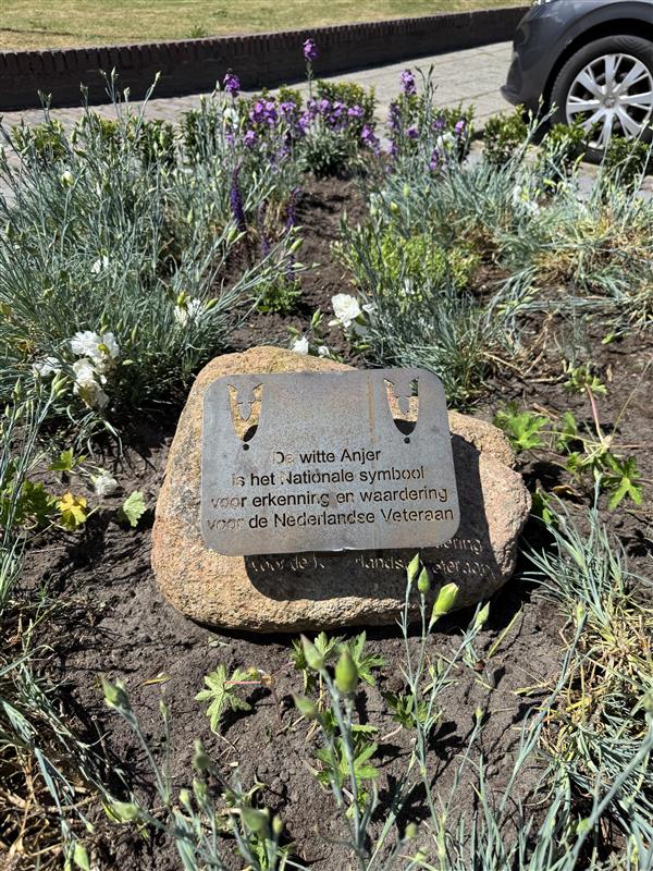 Plaquette die in het opgeknapte Witte Anjerperkje is geplaatst