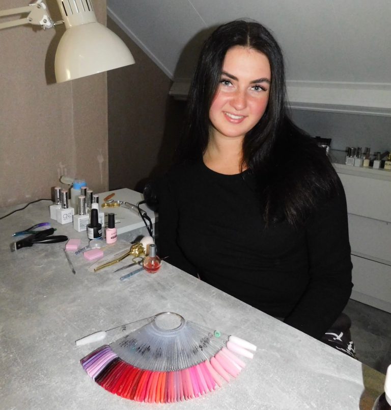 Sara met een waaier aan kleuren
