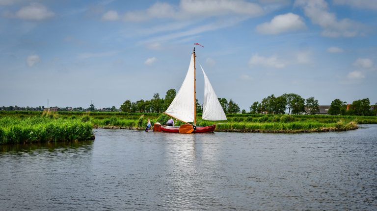 Zeilboot op het water in de zomer