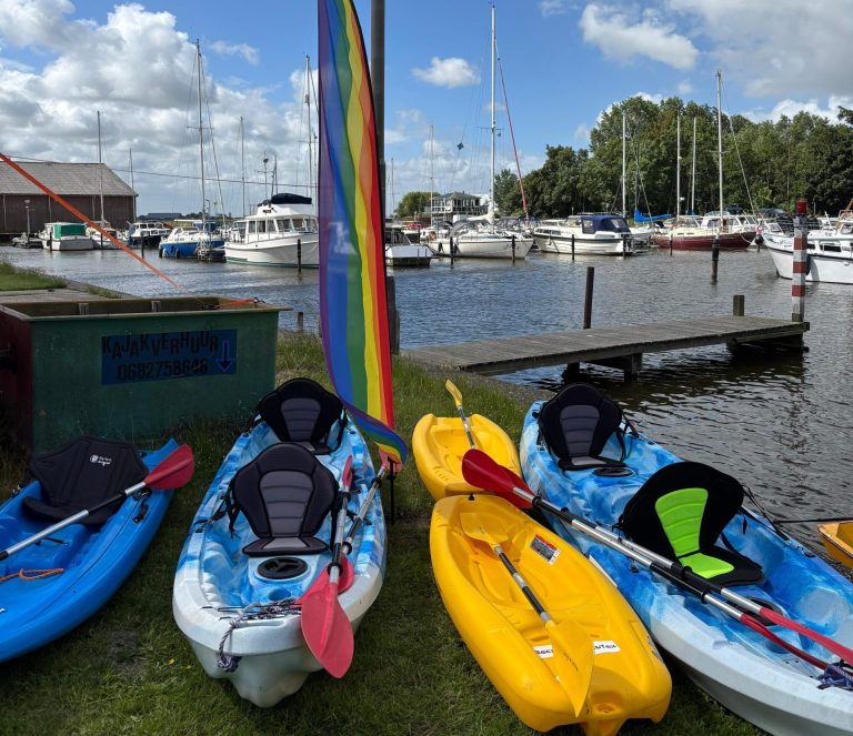 Kano's op de kade bij van Ewijcksluis
