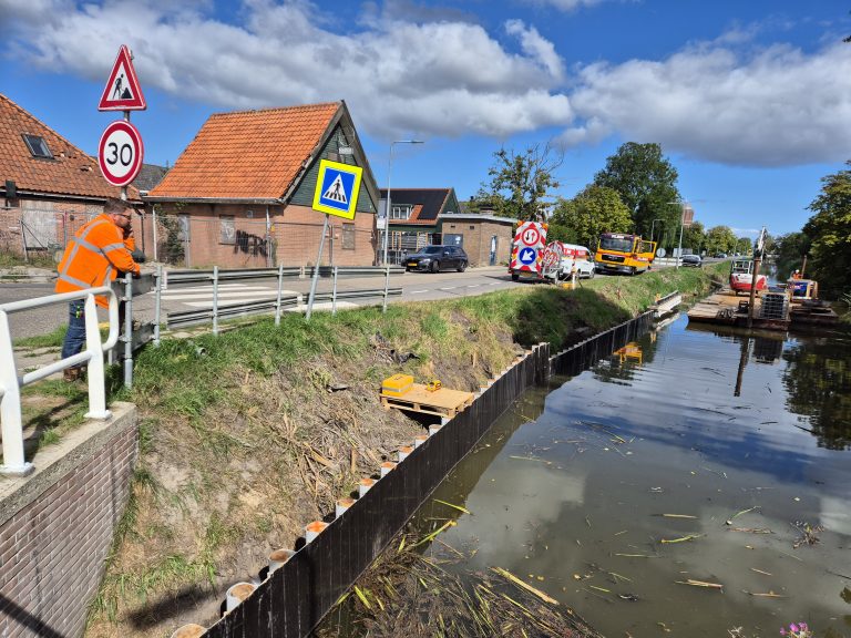 Aannemers beginnen aan het plaatsen van een damwand langs de weg in Wieringerwaard