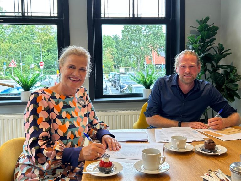 Ondertekening door Carolline Beentjes voor zorgorganisatie Samen en Lars Zwirs namens gemeente Hollands Kroon.