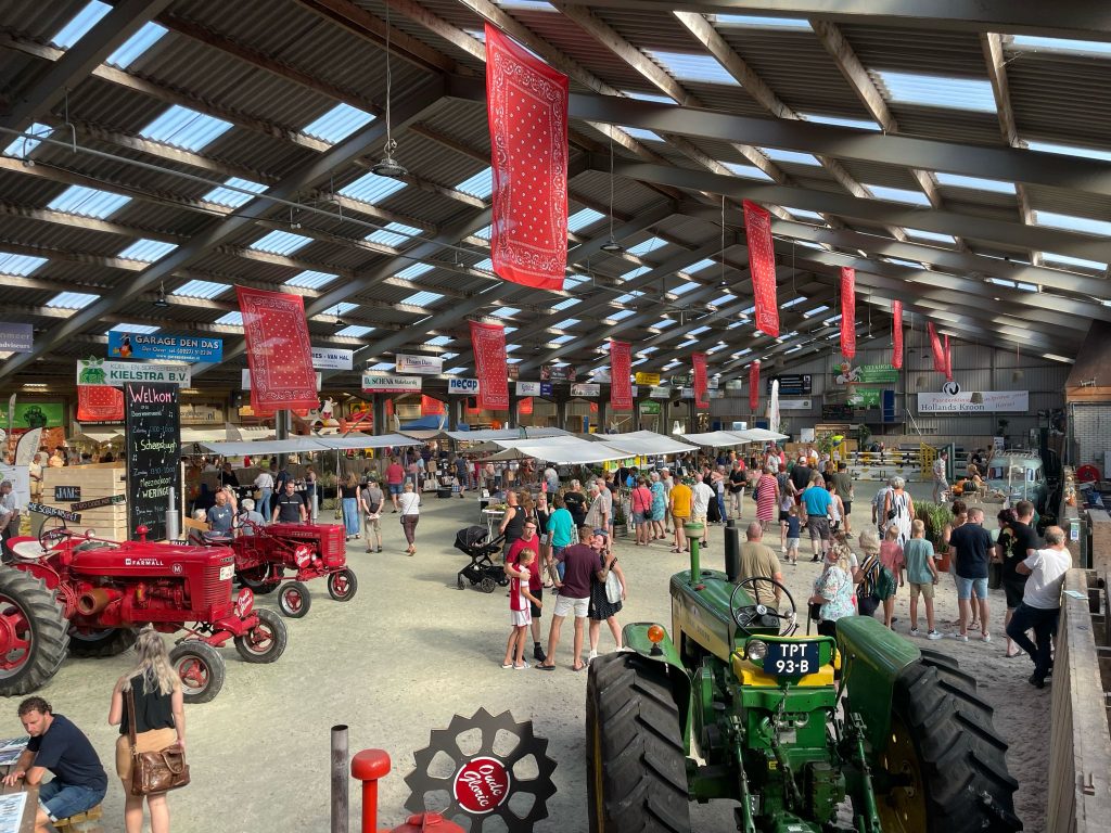 Boerenversmarkt overzichtsfoto met verschillende standjes met verse producten in de hal