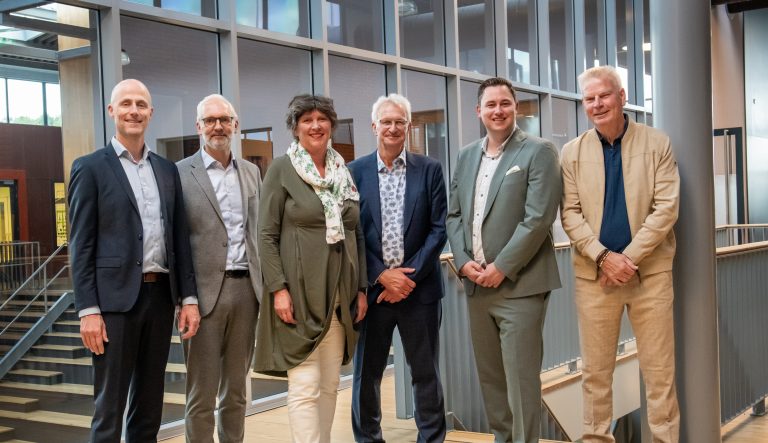 College van Hollands Kroon. Van links naar rechts: Robert Leever, Hans van der Woude, burgemeester Rian van Dam, Martin Scholten, Paul Medema en Chris van Meurs