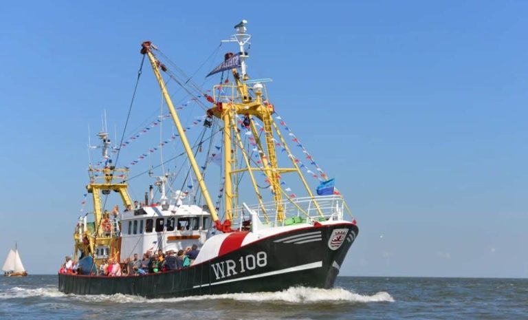 Flora- en visserijdagen. Foto van een versierde boot tijdens de tocht