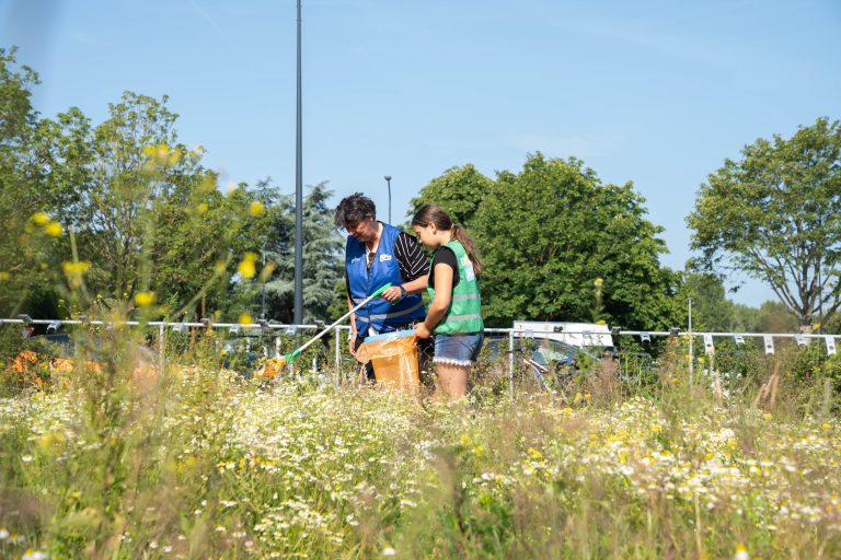 Hollands Kroon in 1 Dag Schoon met burgemeester Rian van Dam die samen met een scholier vuilnis opruimt