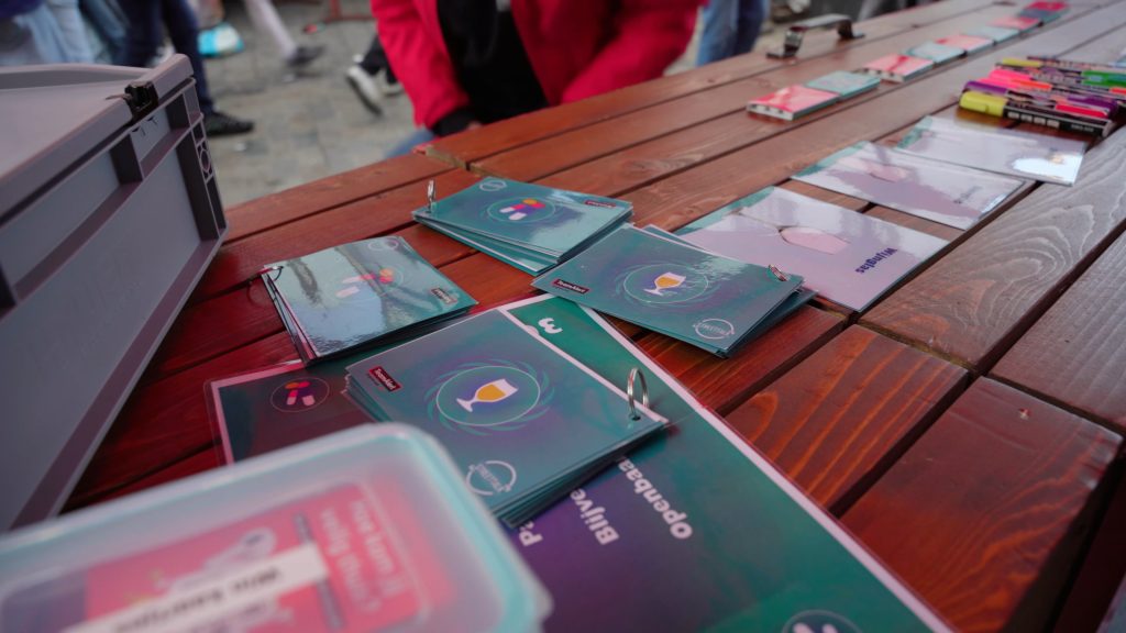 StraatTalk in Tilburg flyers en andere informatie op een tafel van de stand