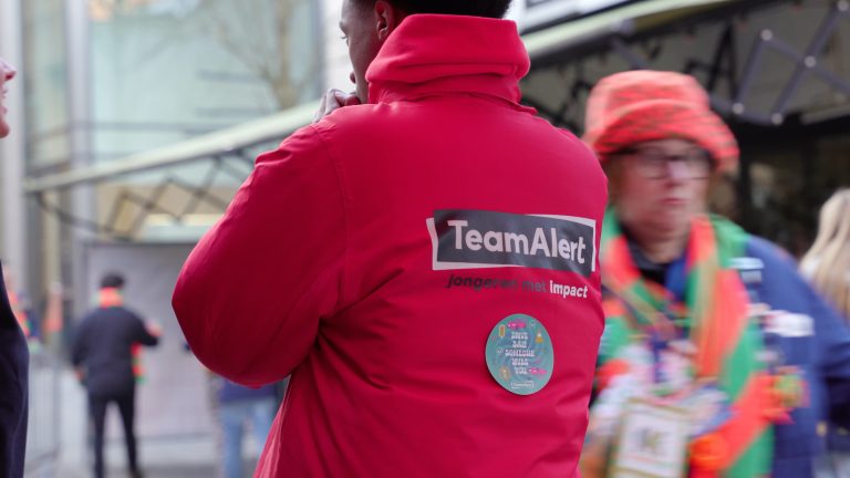 StraatTalk jongerenvoorlichter in Tilburg van achter gezien op een evenement aan het werk