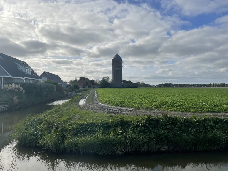 watertoren in Wieringerwaard met op de voorgrond een akker.
