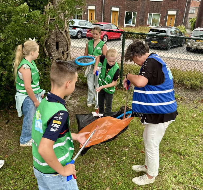 Hollands Kroon in 1 dag Schoon 2026. Burgemeester Rian van Dam ruimt vuil op samen met kinderen