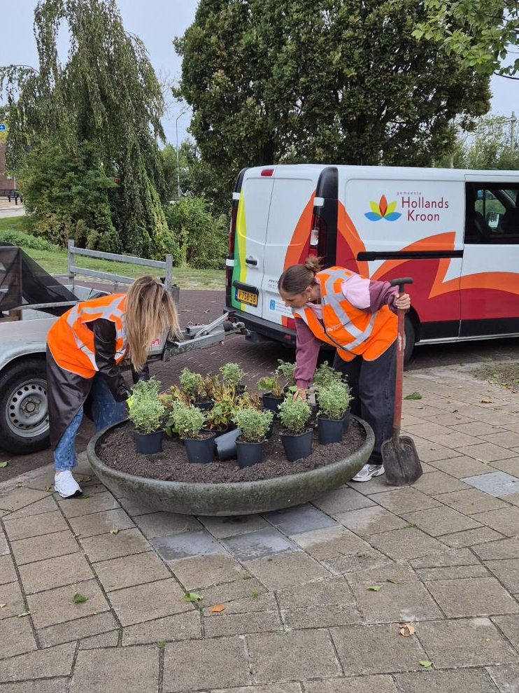 Bloembak in Anna Paulowna wordt gevuld met plantjes tijden Hollands Kroon in 1 dag schoon 2026