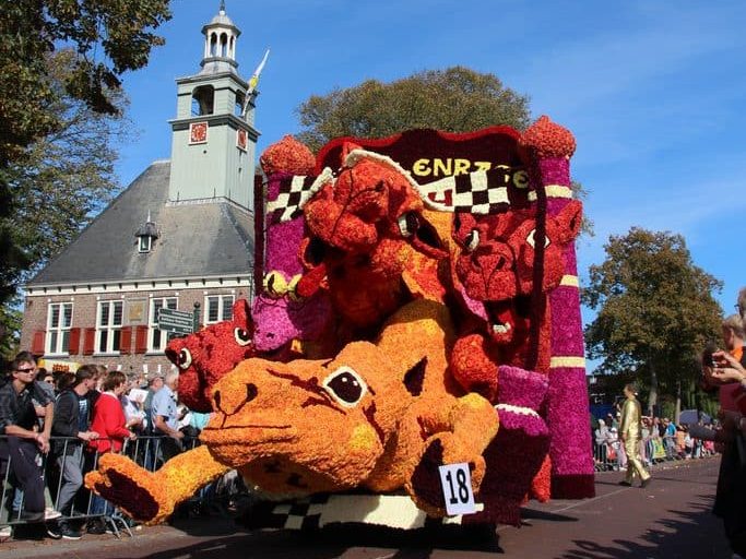 Bloemencorso Winkel praalwagen van bloemen