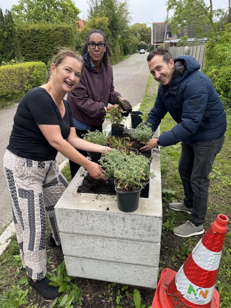 Vrijwilligers Hollands Kroon in 1 dag schoon vullen samen bloembakken in Oude Niedorp