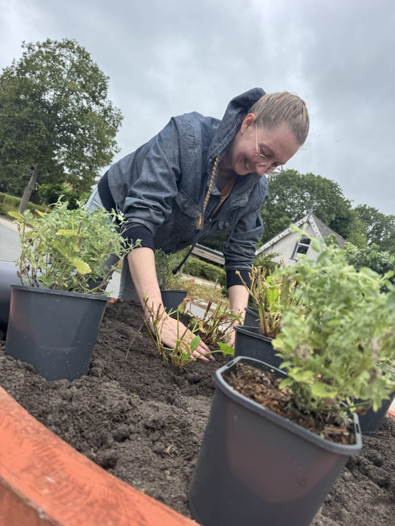 Vrijwilliger Hollands Kroon in 1 dag schoon 2026 vult bloembak in oude nieudorp