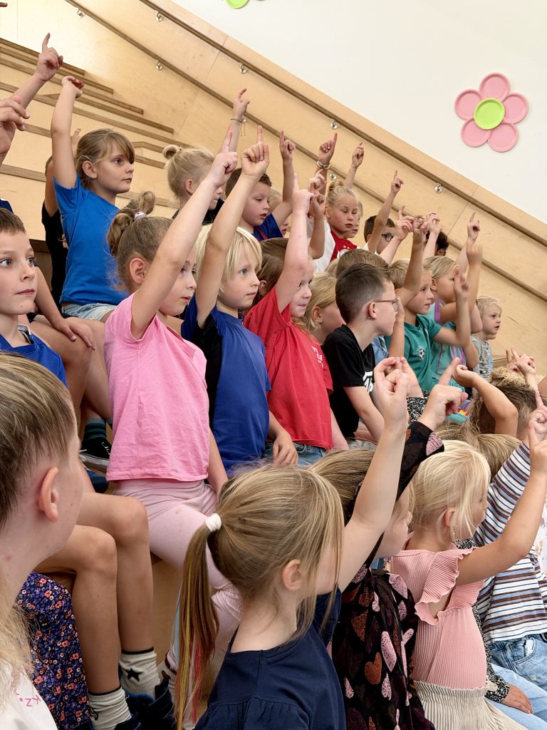 Leerlingen van Basisschool Spoorbuurt in Anna Paulowna steken hun hand op
