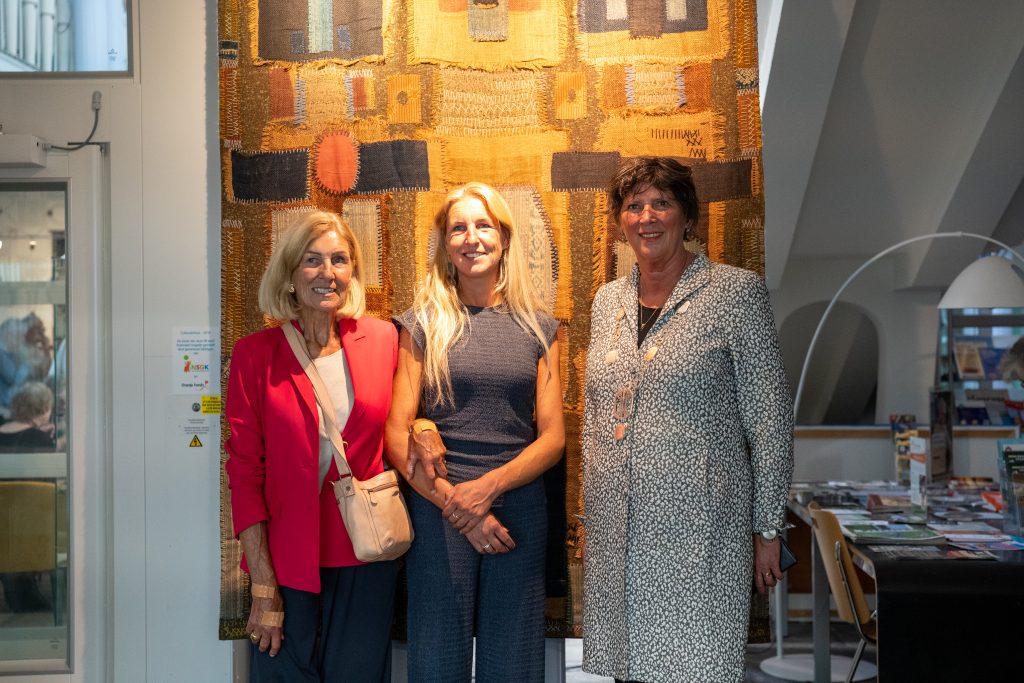 Burgemeester Rian van Dam (rechts) samen met familieleden van Catharina Goeting