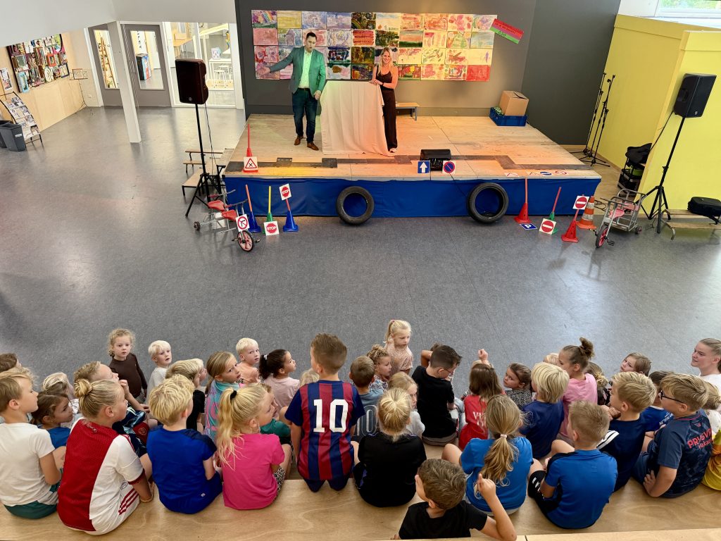 Onthulling van bord op school