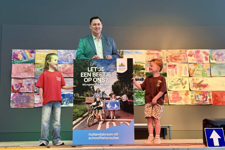 Paul Medema met campagnebord Let je een beetje op mij