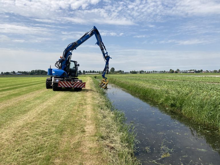 Maai werkzaamheden bij sloten door HHNK