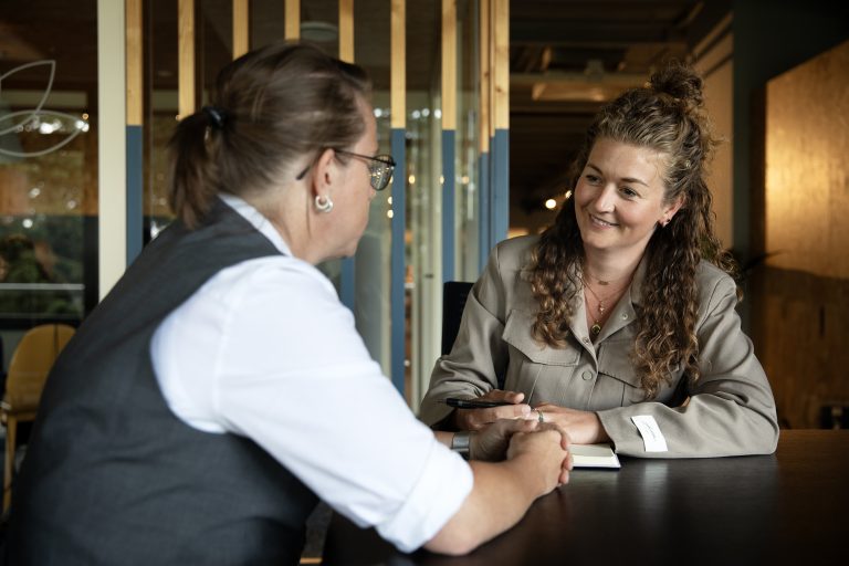 Twee personen in gesprek