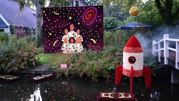 Mozaiek met astronauten gemaakt van dahlia's.