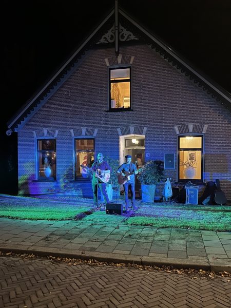 Muzikanten aan het spelen in een tuin tijdens Floralia.