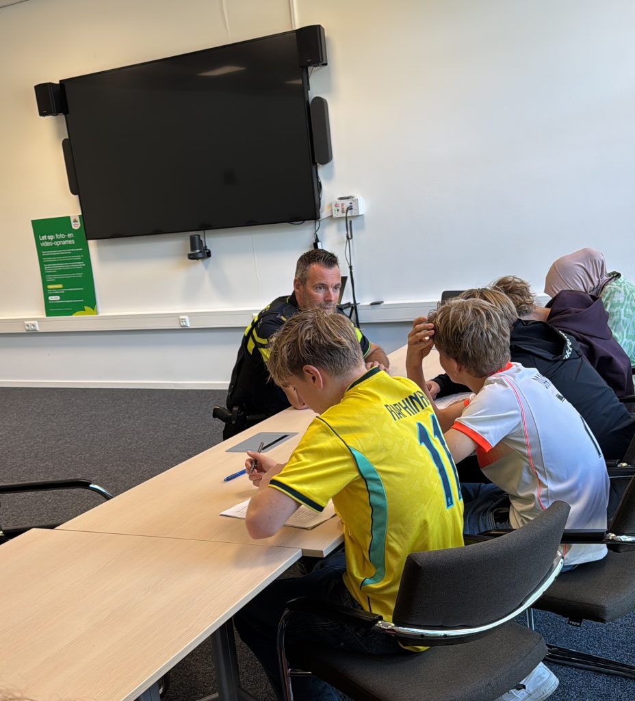 HK jongerenweek - Politie in gesprek met leerlingen over het werk