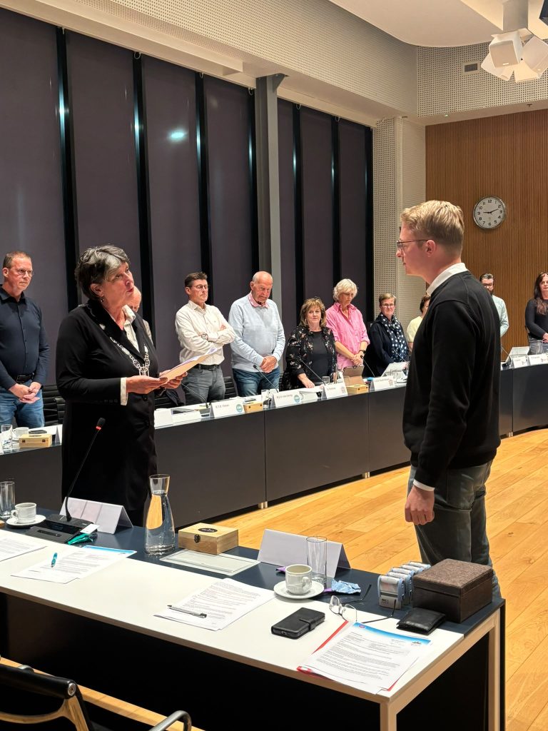 Installatie van meneer Wisse als gemeenteraadslid in de gemeenteraadszaal in Anna Paulowna