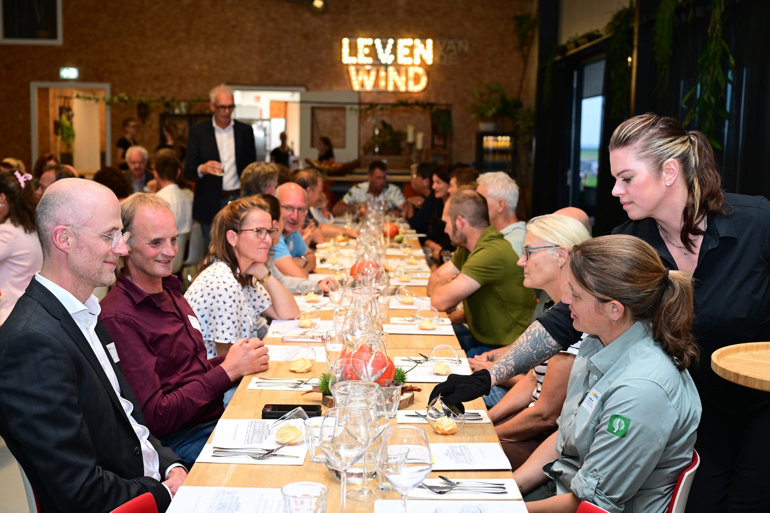 Lange tafel met mensen tijdens Streekdiner 2026