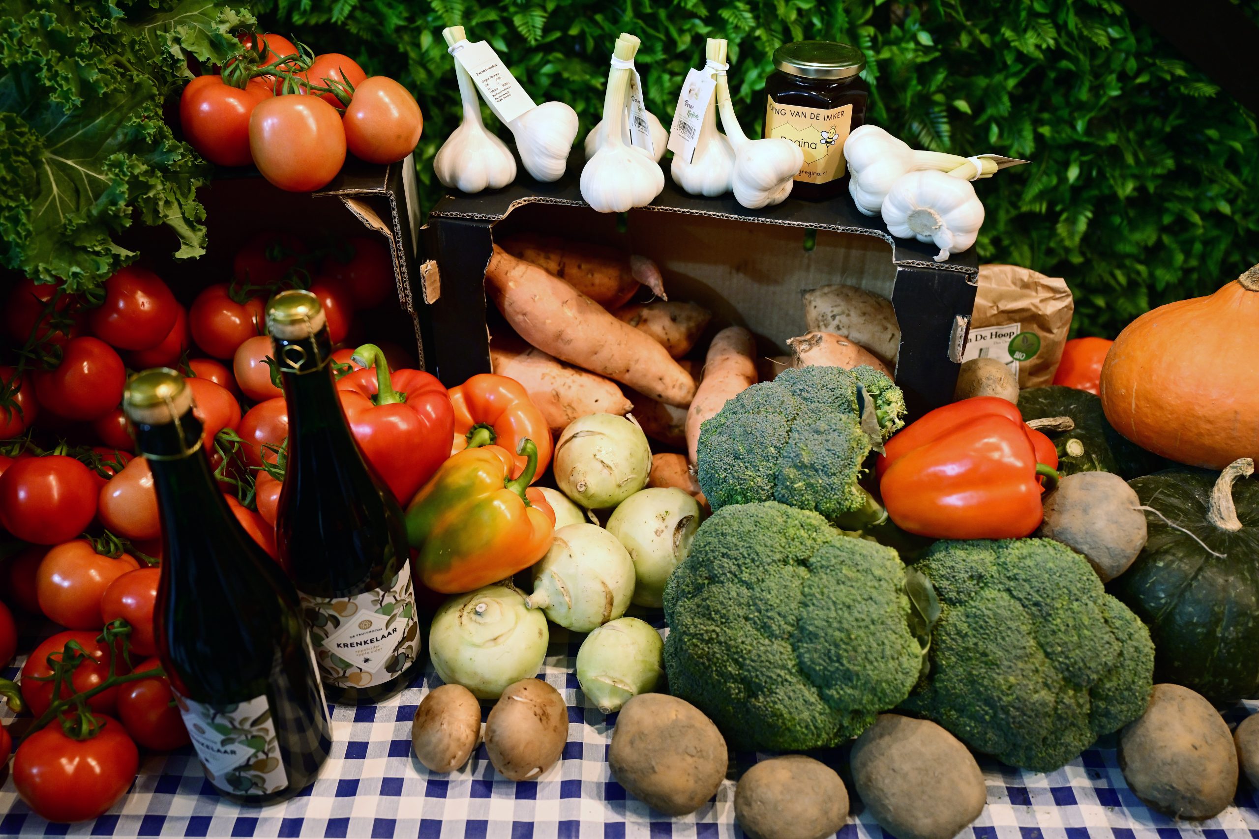 Lokale groenten uitgestald op tafel